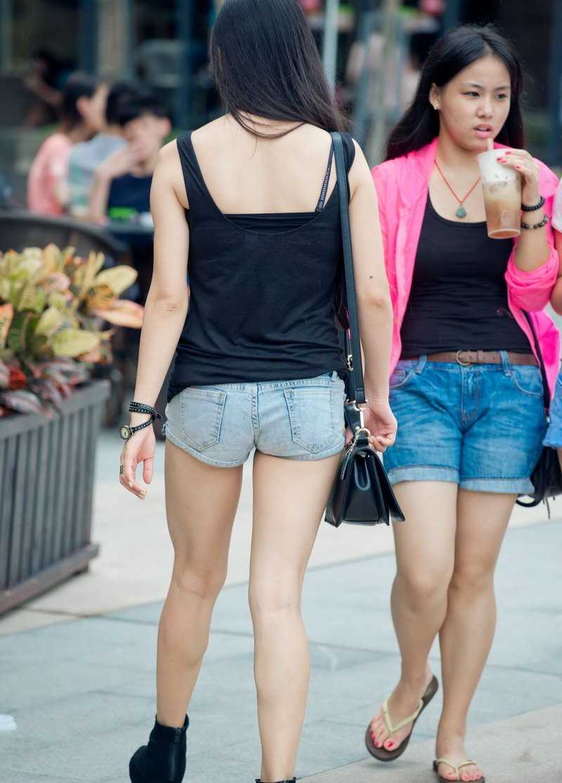 身材皮肤白皙的时尚学妹