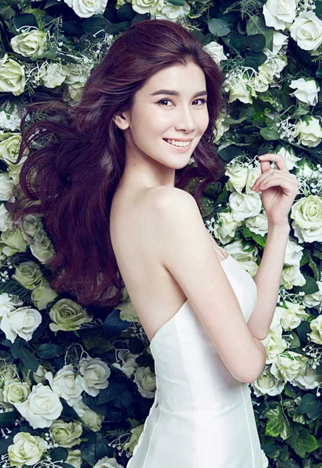 精选王笛纯白色时尚变身可爱的花仙子图册