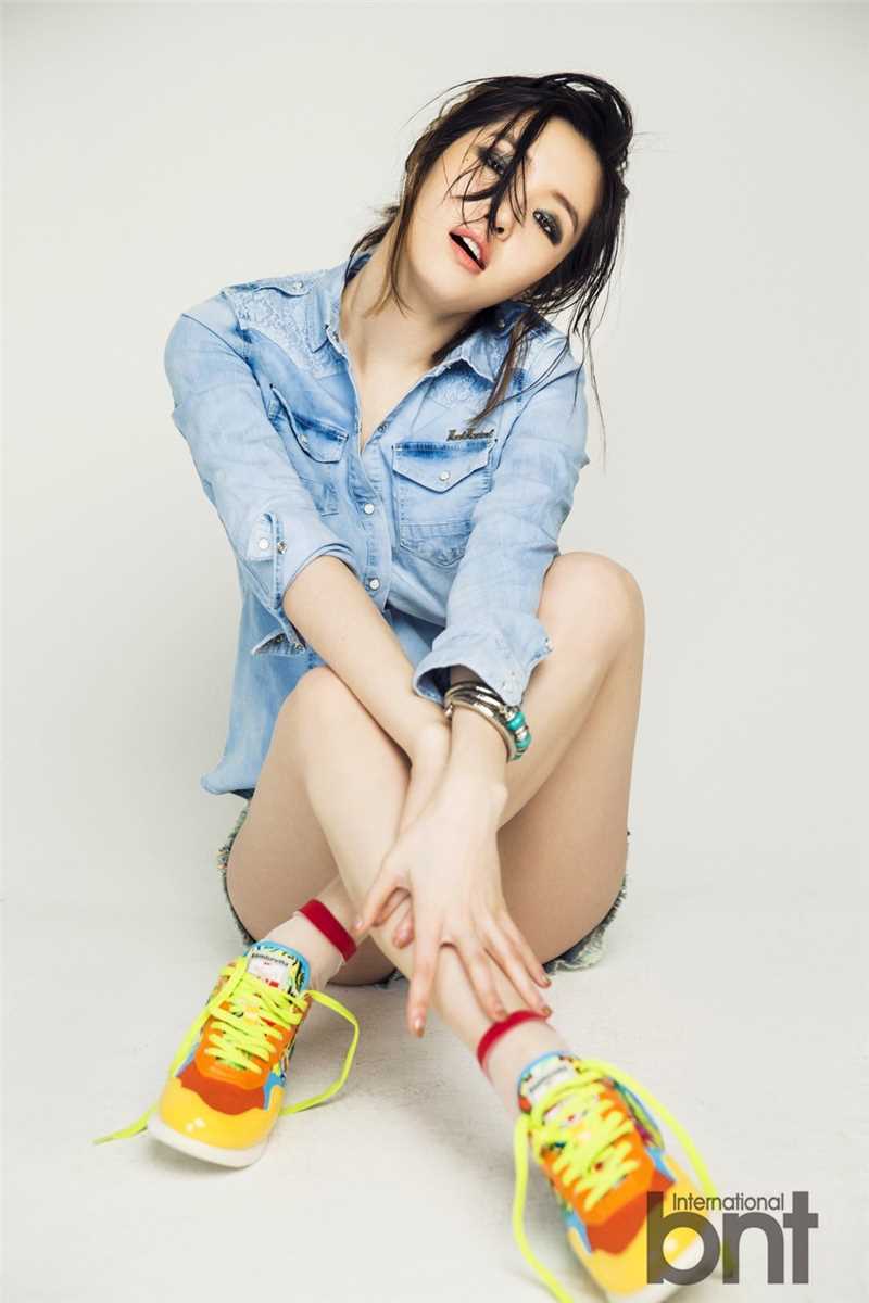 最新韩星金思伦牛仔衬衫时尚壁纸