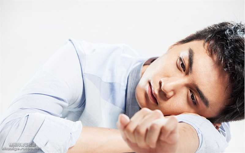 陈晓最新时尚,温暖笑容帅气十足