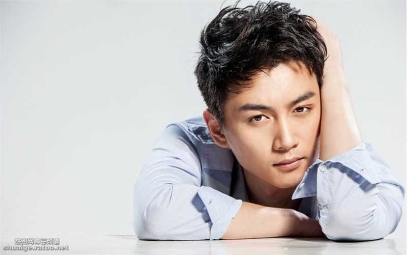 陈晓最新时尚,温暖笑容帅气十足