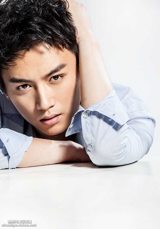 陈晓最新时尚,温暖笑容帅气十足