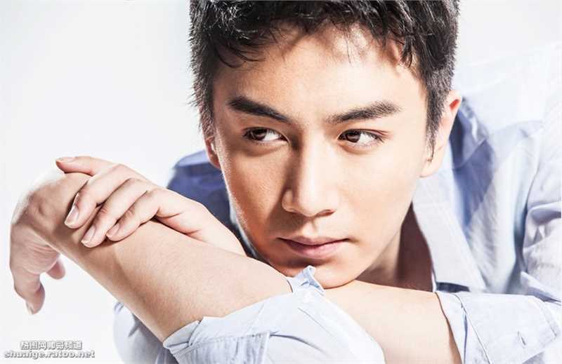 陈晓最新时尚,温暖笑容帅气十足