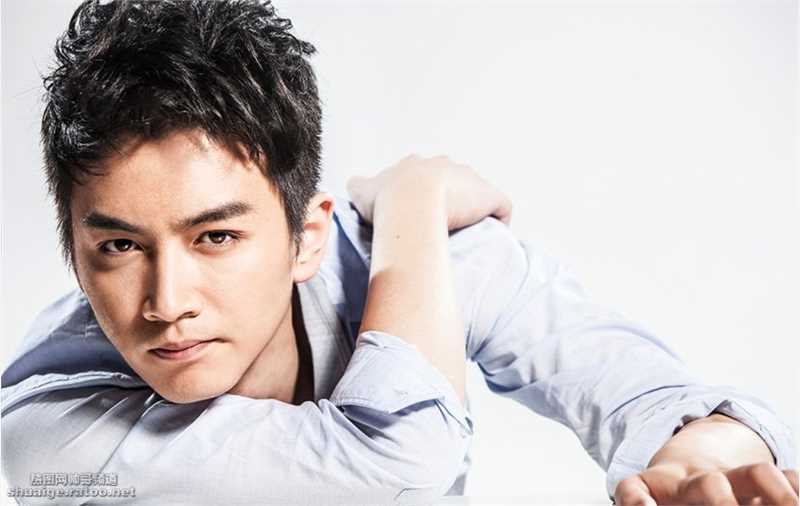 陈晓最新时尚,温暖笑容帅气十足