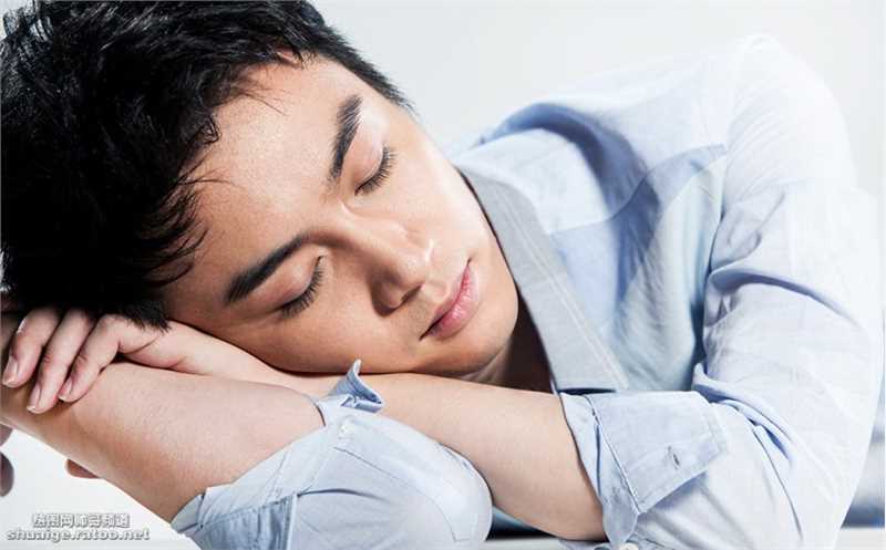 陈晓最新时尚,温暖笑容帅气十足