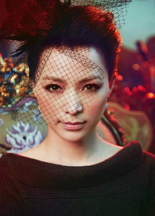 最新董卿登时尚杂志封面展知性美壁纸