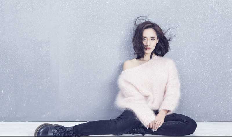 精选时尚女星王智抱黑猫拍摄大片图册