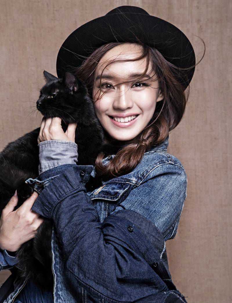 精选时尚女星王智抱黑猫拍摄大片图册