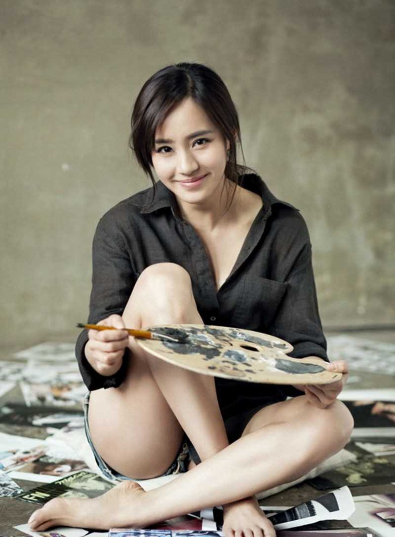 精选时尚女星王智抱黑猫拍摄大片图册