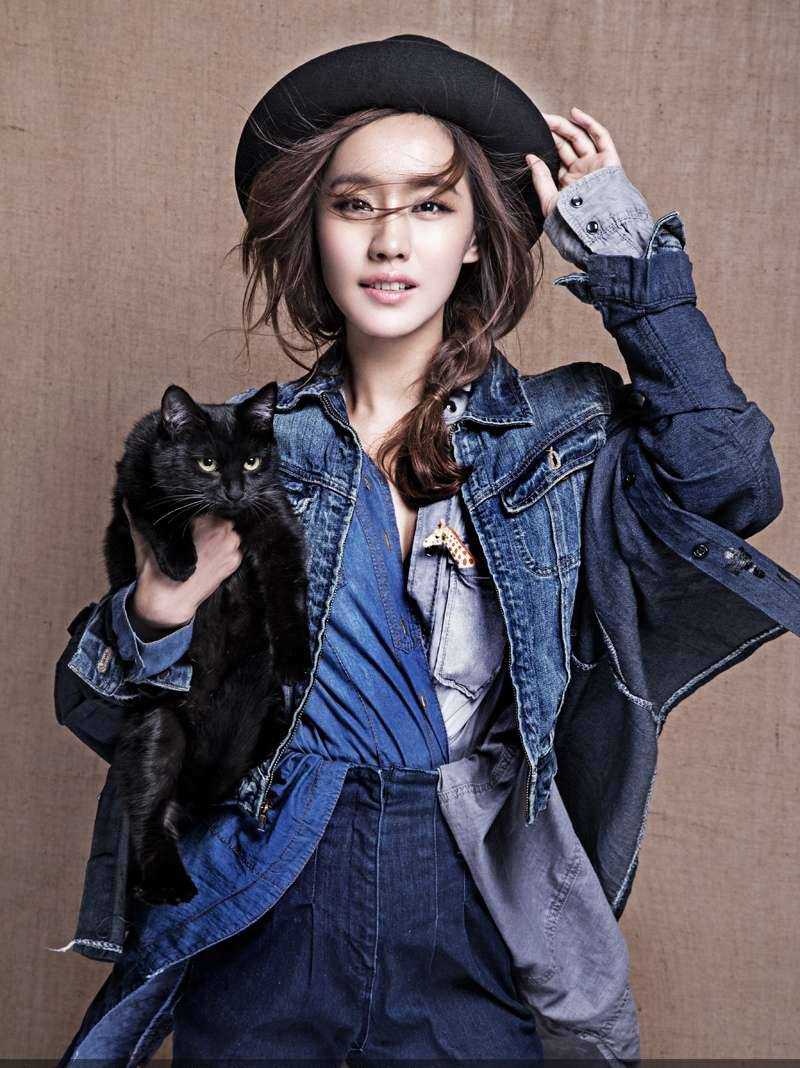 精选时尚女星王智抱黑猫拍摄大片图册