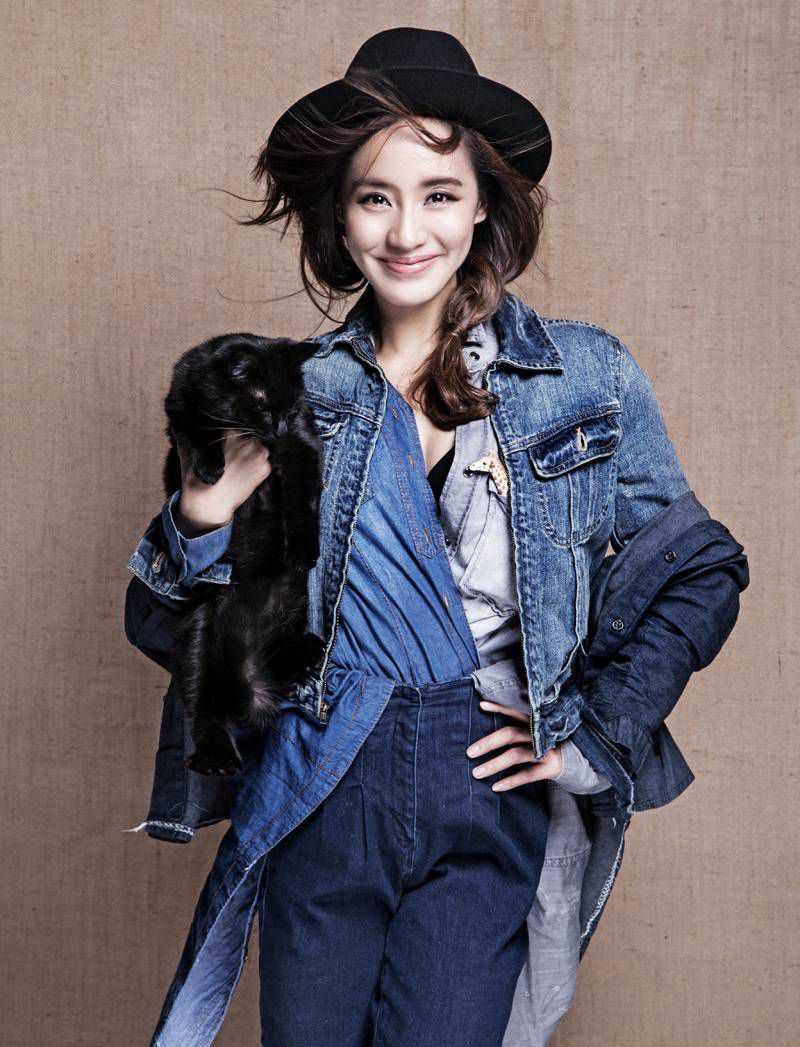 精选时尚女星王智抱黑猫拍摄大片图册