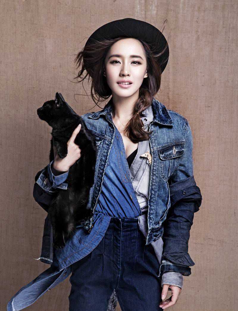 精选时尚女星王智抱黑猫拍摄大片图册