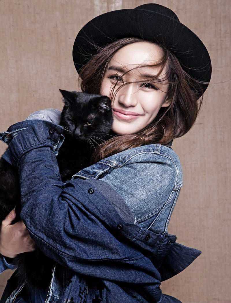 精选时尚女星王智抱黑猫拍摄大片图册
