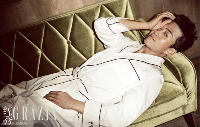 邓超时尚复古性感睡袍摄影