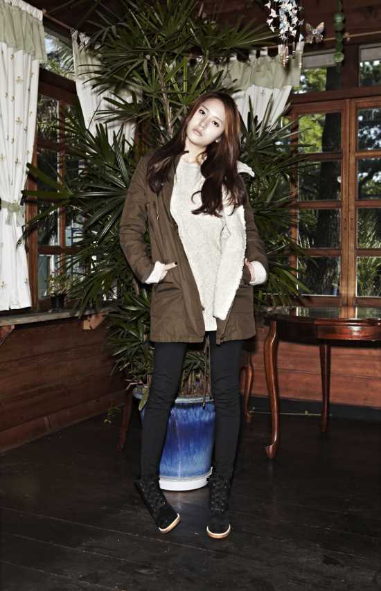 最新郑秀晶户外时尚,秀白皙长腿壁纸