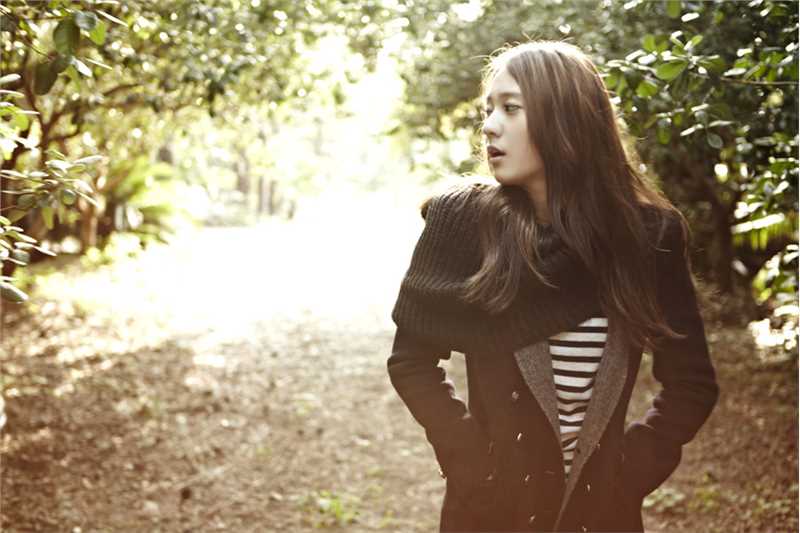 最新郑秀晶户外时尚,秀白皙长腿壁纸