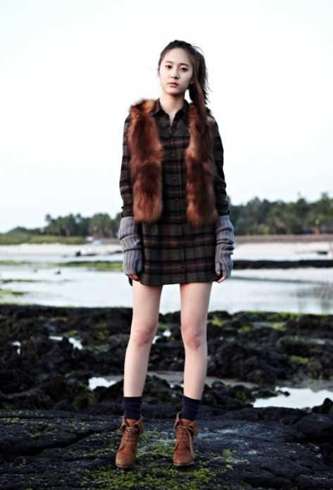 最新郑秀晶户外时尚,秀白皙长腿壁纸