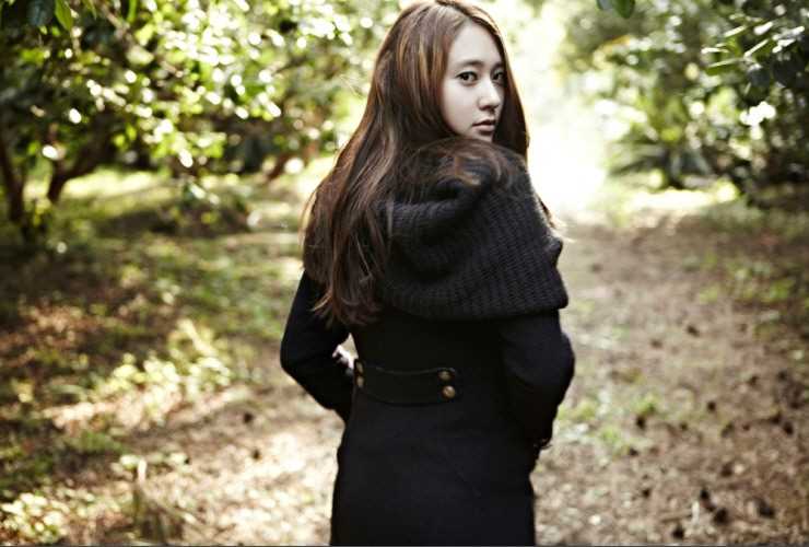 最新郑秀晶户外时尚,秀白皙长腿壁纸