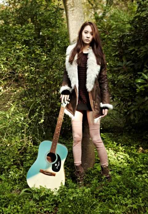 最新郑秀晶户外时尚,秀白皙长腿壁纸