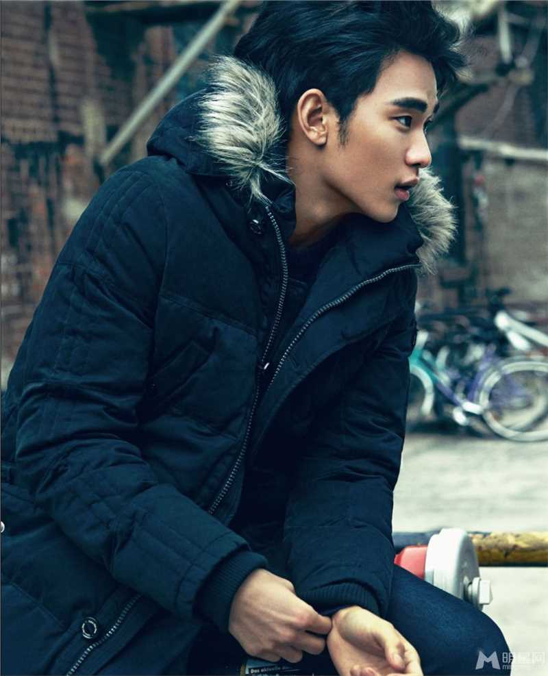 精选韩国男演员金秀贤柏林时尚帅气街拍图册