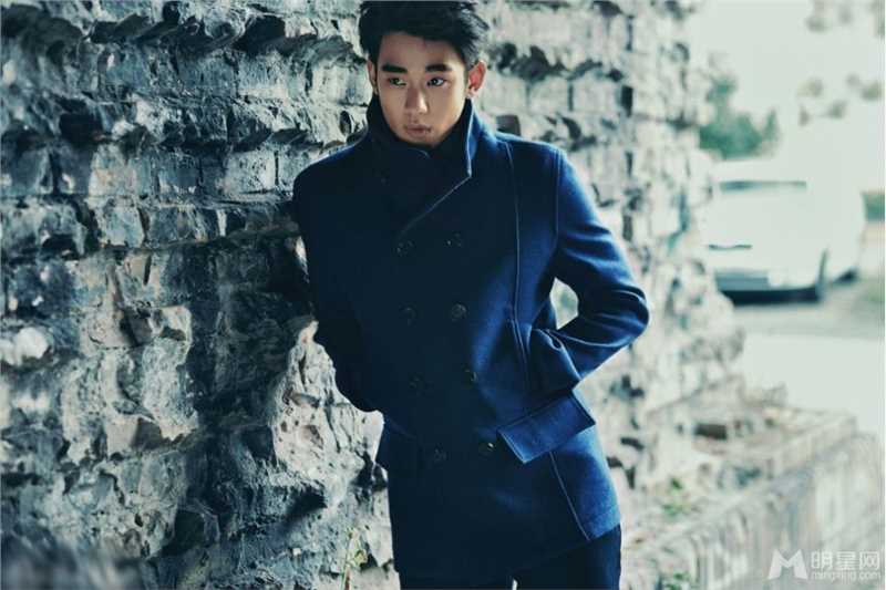 精选韩国男演员金秀贤柏林时尚帅气街拍图册