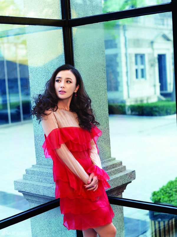 最新秦岚俏皮登时尚杂志封面壁纸