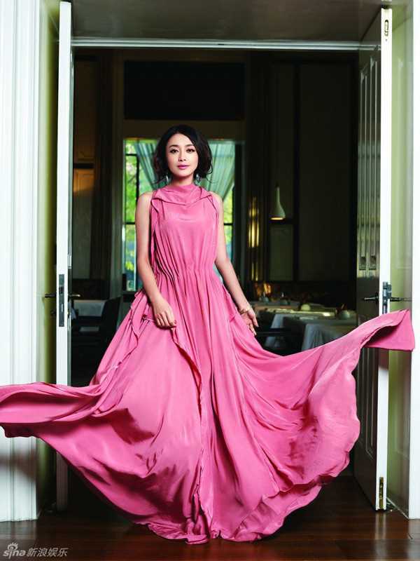 最新秦岚俏皮登时尚杂志封面壁纸