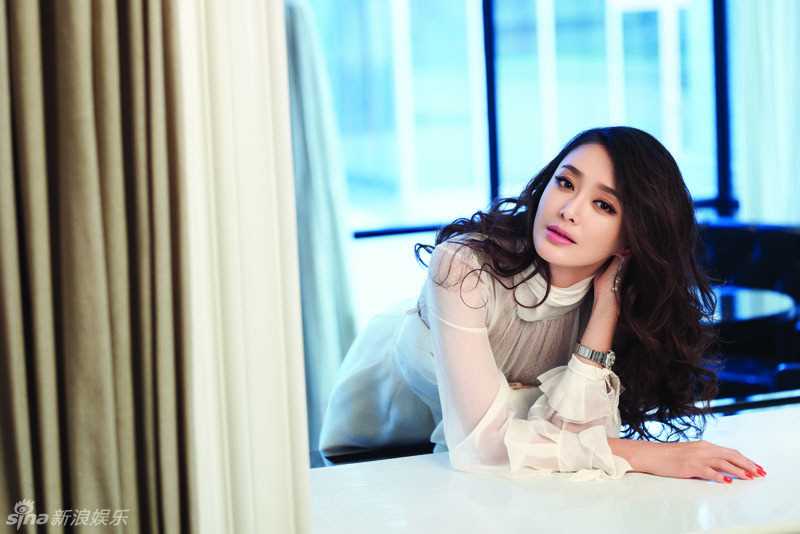 最新秦岚俏皮登时尚杂志封面壁纸