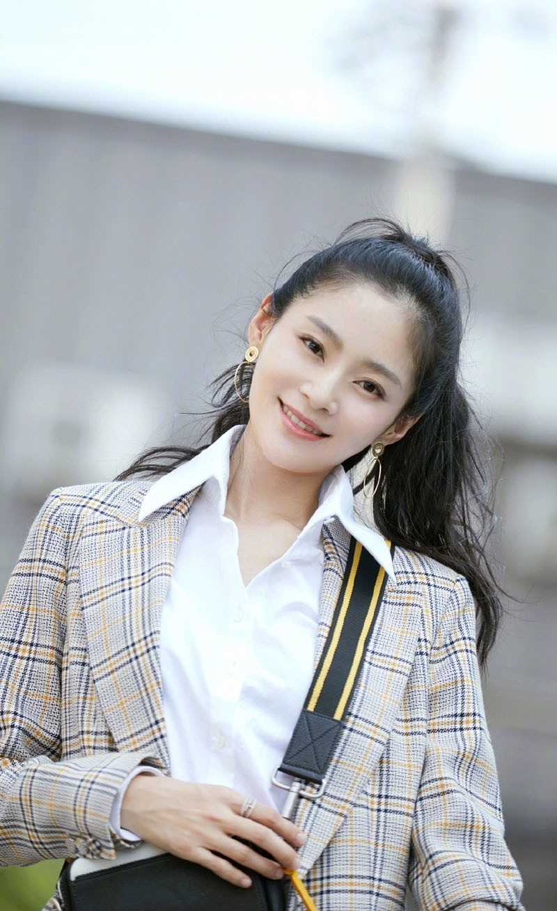 高清时尚嫩模玩转人体艺术秀身材图集