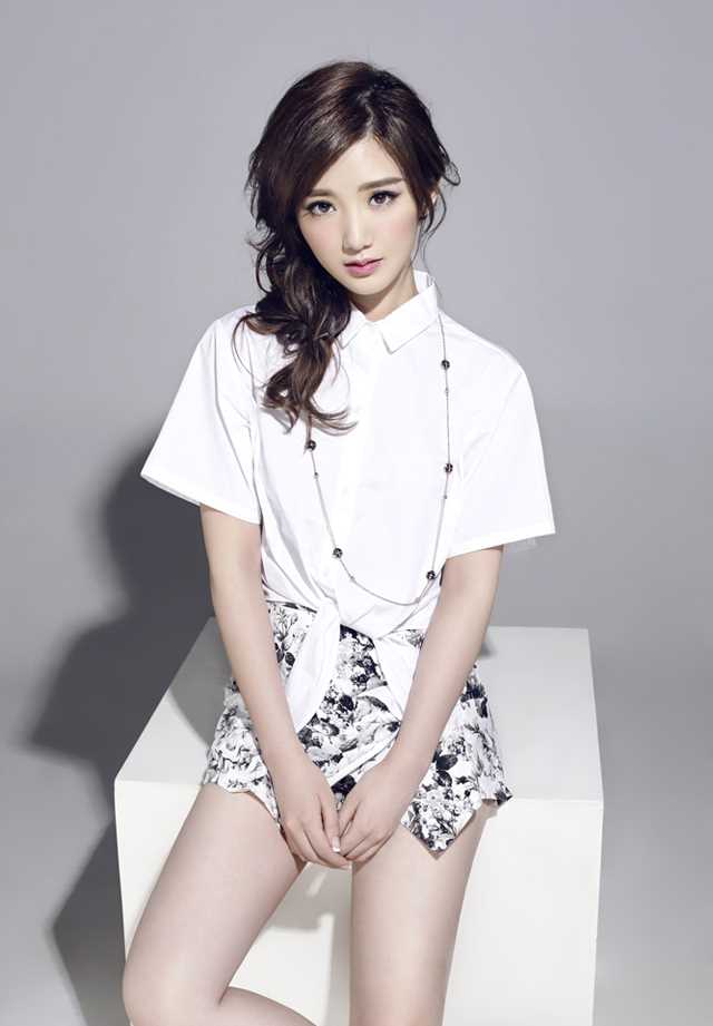 精选毛晓彤时尚大片展甜美笑容图册