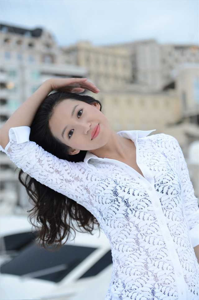 优质苏青时尚街拍大片展迷人笑容相册