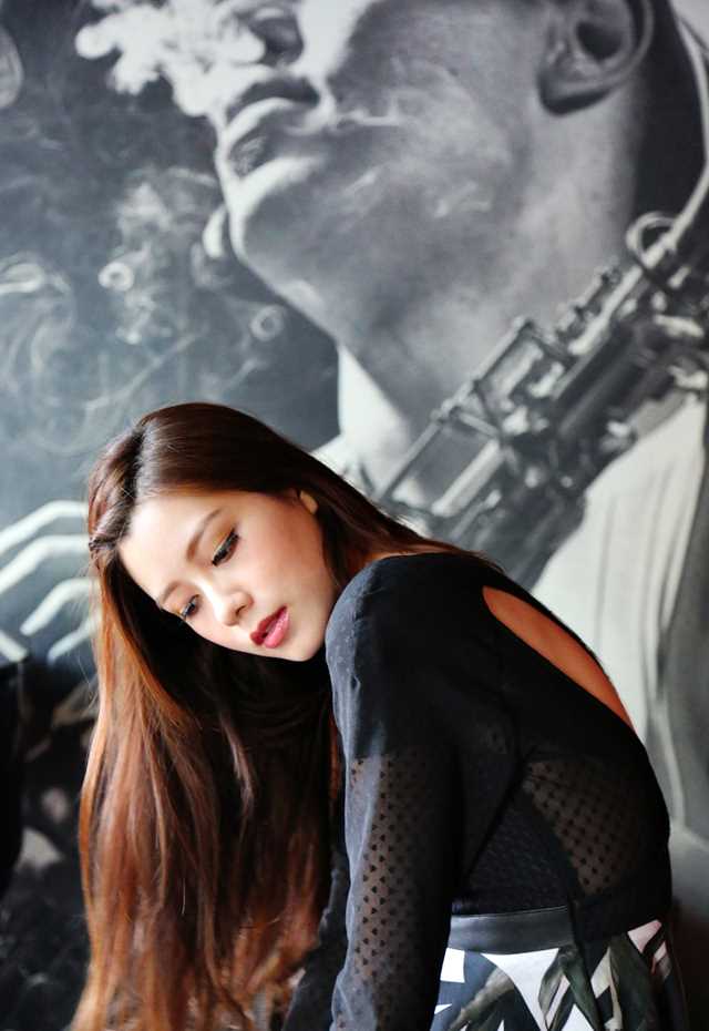 女神朱婧时尚街拍大片展优雅女性范