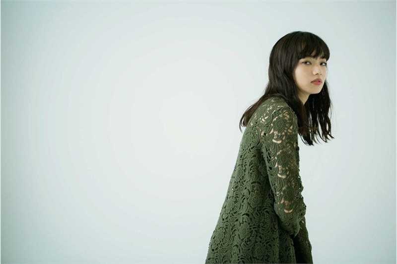 精选日本明星小松菜奈氧气美女素颜清纯养眼壁纸图册