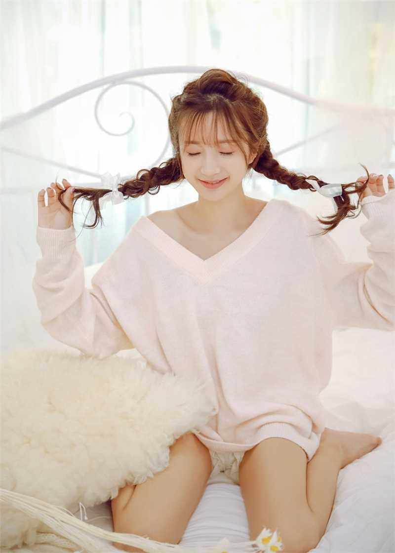 特别专辑麻花辫美女露肩毛衣甜美清纯养眼素人生活照图片