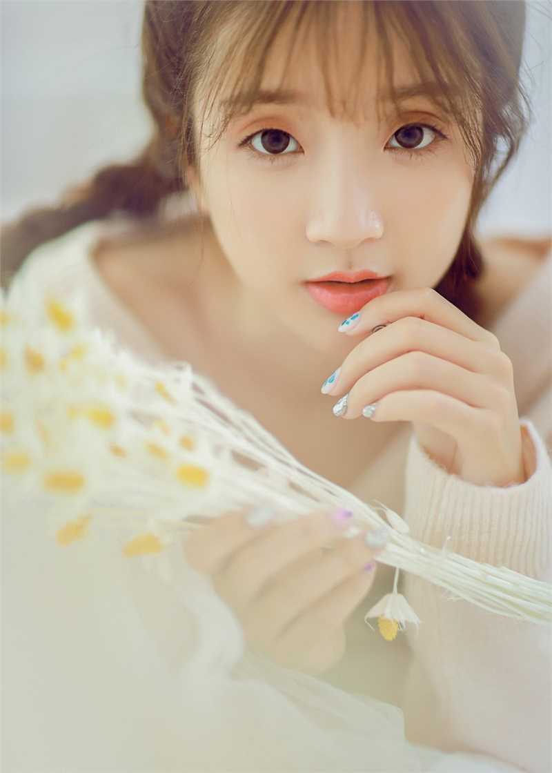 特别专辑麻花辫美女露肩毛衣甜美清纯养眼素人生活照图片