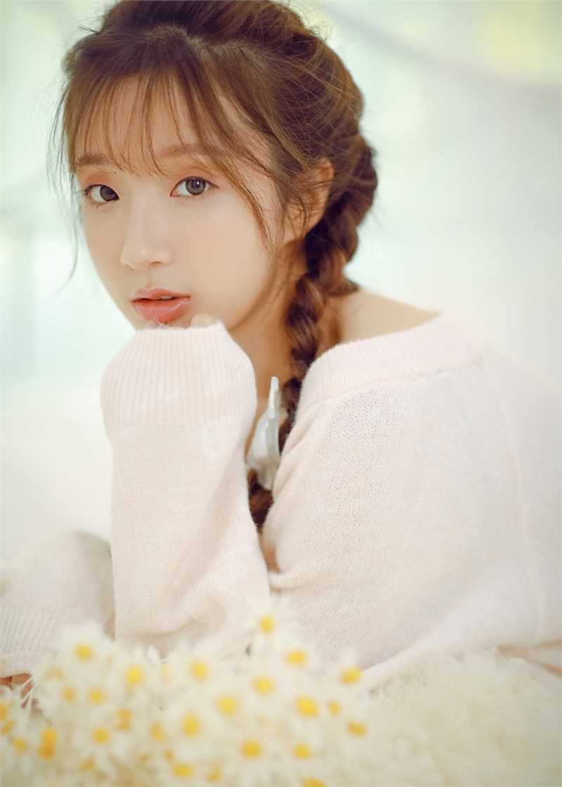 特别专辑麻花辫美女露肩毛衣甜美清纯养眼素人生活照图片