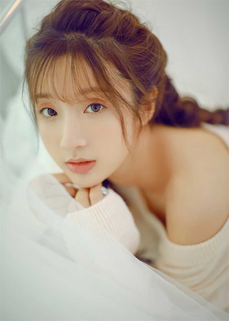 特别专辑麻花辫美女露肩毛衣甜美清纯养眼素人生活照图片