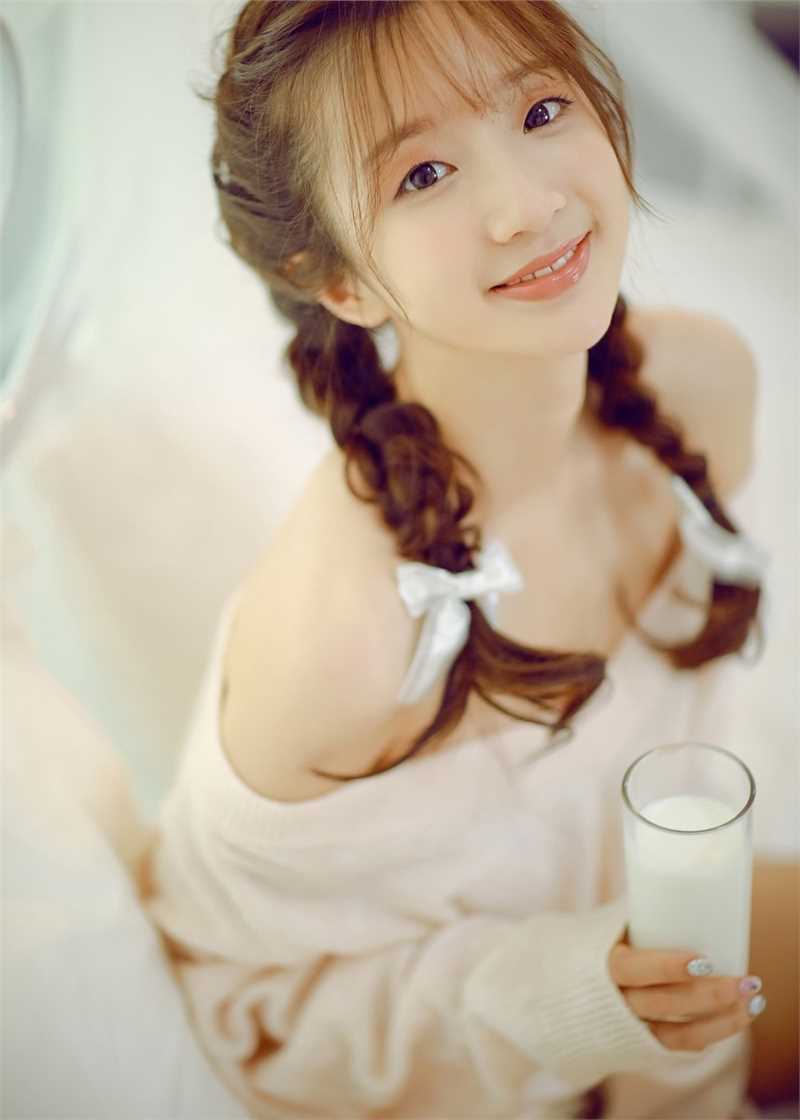 特别专辑麻花辫美女露肩毛衣甜美清纯养眼素人生活照图片