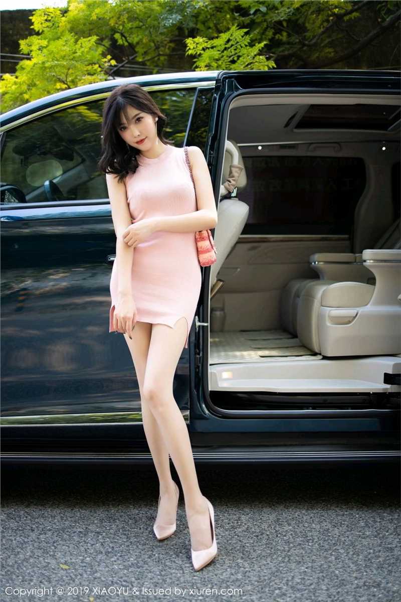 最新出轨小娇妻豪车拜金女摸袜子脚豪放翘臀车上性感性玩具壁纸