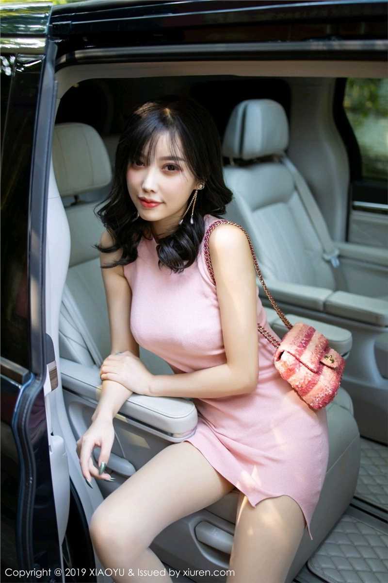 最新出轨小娇妻豪车拜金女摸袜子脚豪放翘臀车上性感性玩具壁纸