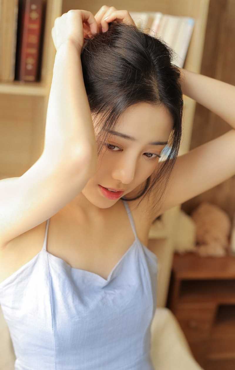 精选长发高颜值宅男女神吊带背心天然水嫩清纯图片图册