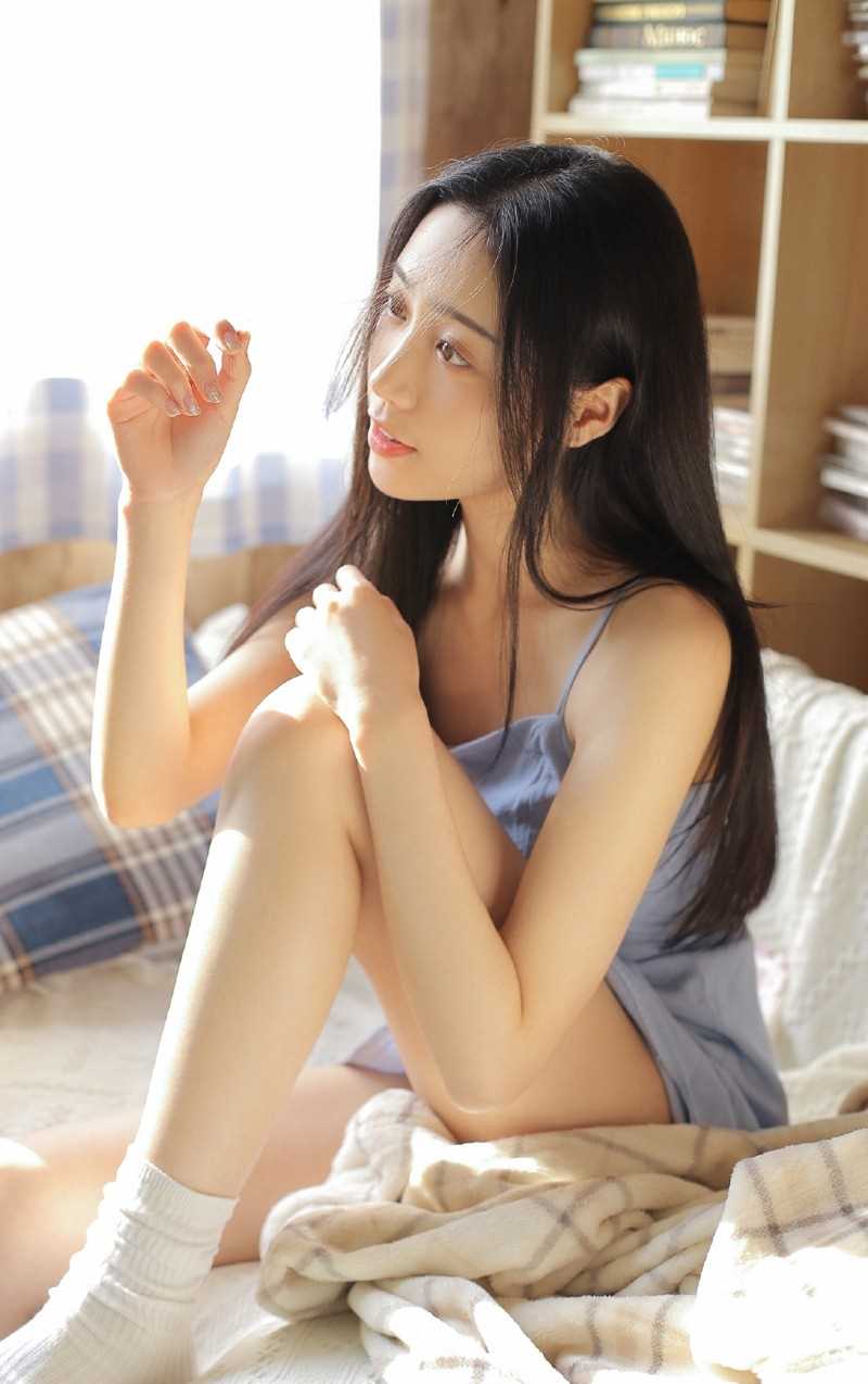 精选长发高颜值宅男女神吊带背心天然水嫩清纯图片图册