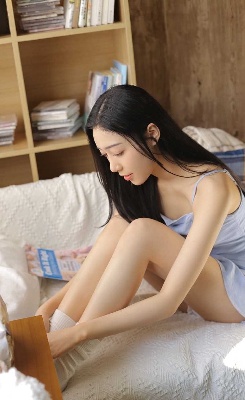 精选长发高颜值宅男女神吊带背心天然水嫩清纯图片图册