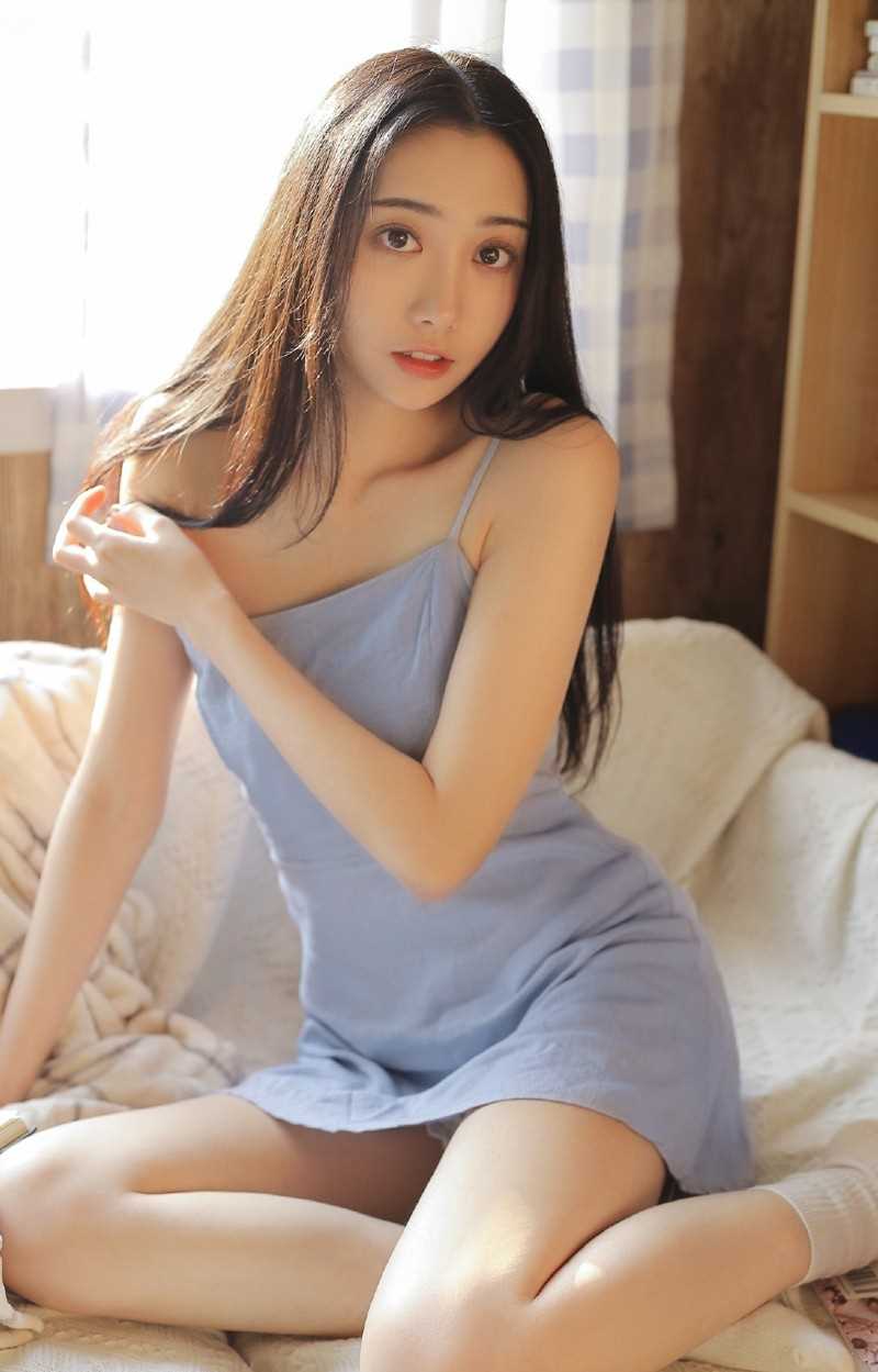 精选长发高颜值宅男女神吊带背心天然水嫩清纯图片图册