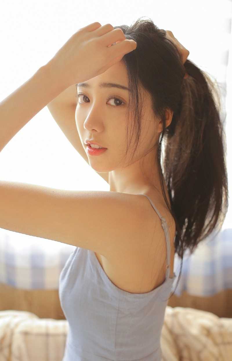 精选长发高颜值宅男女神吊带背心天然水嫩清纯图片图册