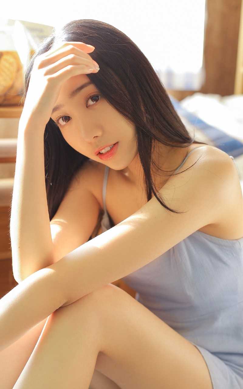 精选长发高颜值宅男女神吊带背心天然水嫩清纯图片图册