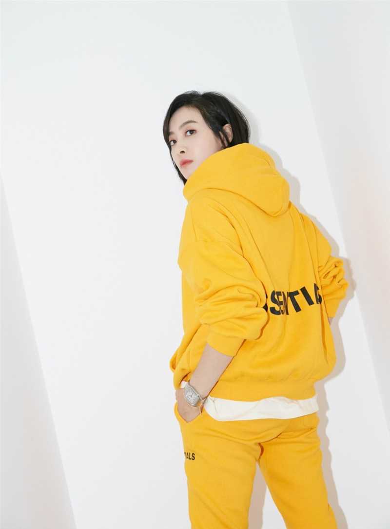 精选活力阳光美女宋茜显眼卫衣清爽运动风格时尚图册