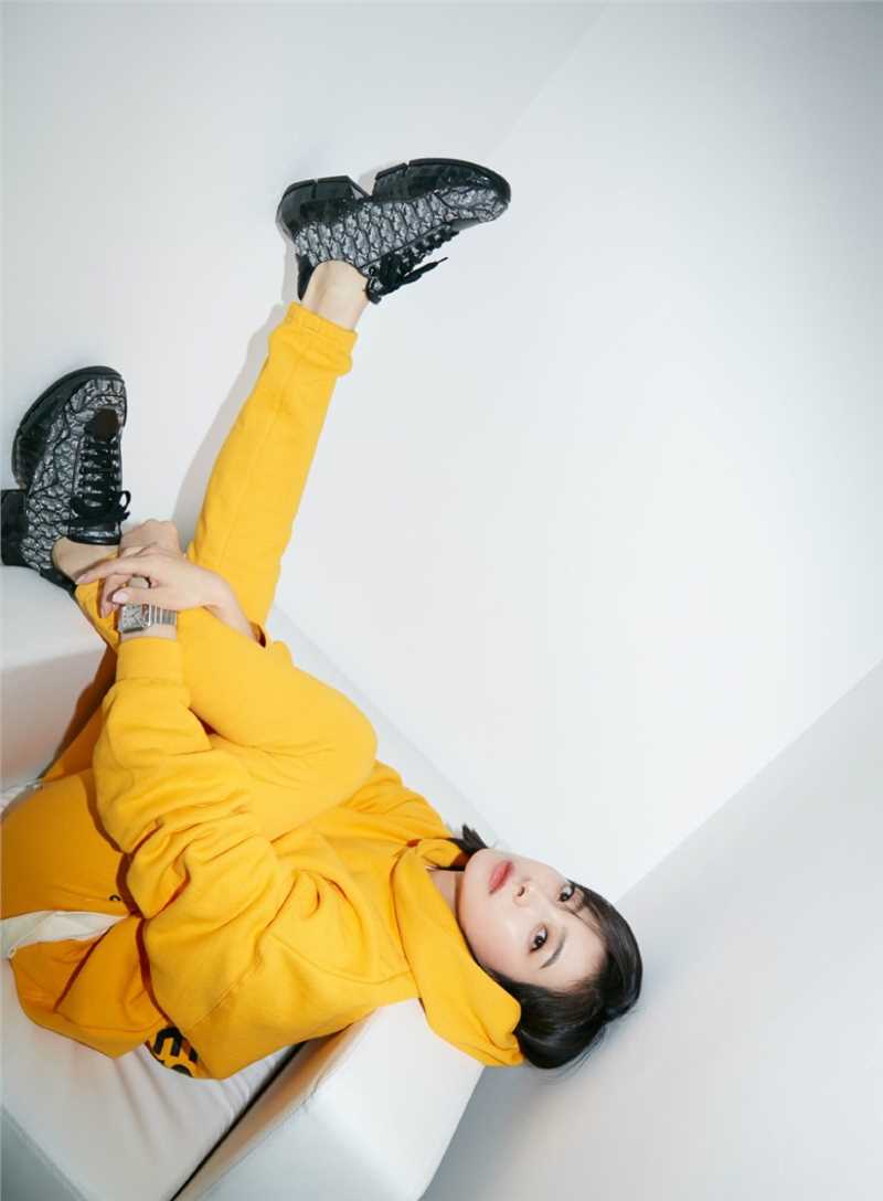 精选活力阳光美女宋茜显眼卫衣清爽运动风格时尚图册