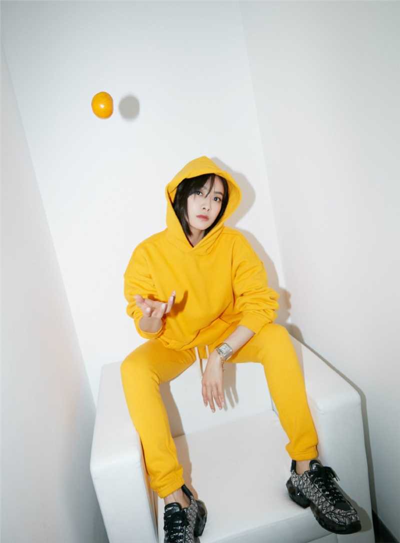 精选活力阳光美女宋茜显眼卫衣清爽运动风格时尚图册