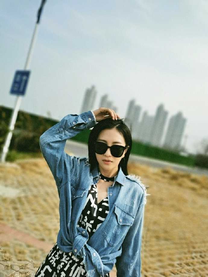 最新牛仔墨镜美女包文婧户外时尚迷人图片壁纸